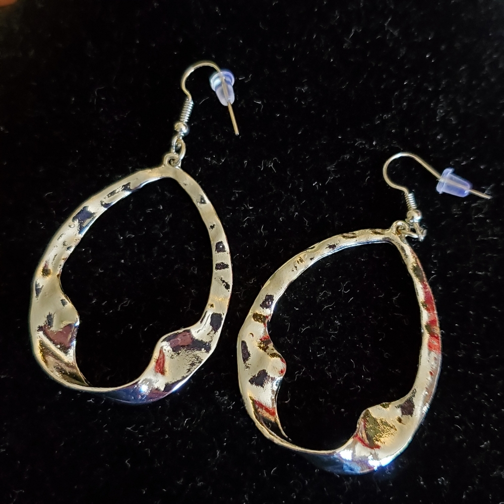 Paparazzi silvertone hammered look oval earrings